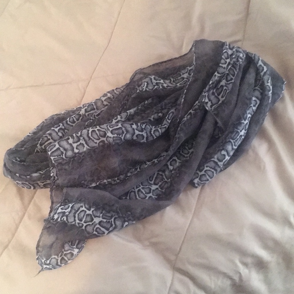 Grey Cheetah Print Scarf